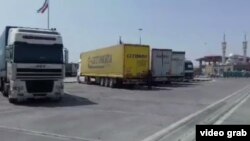 Таджикские фуры на границе Ирана и Туркменистана
