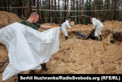 Масові поховання неподалік від Ізюму, Харківська область, виявлені після деокупації, вересень 2022 року