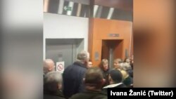 Pristalice SRS fizički su napali NVO aktiviste uoči promocije knjge Vojislava Šešelja, Stari grad 05. februar 2020.