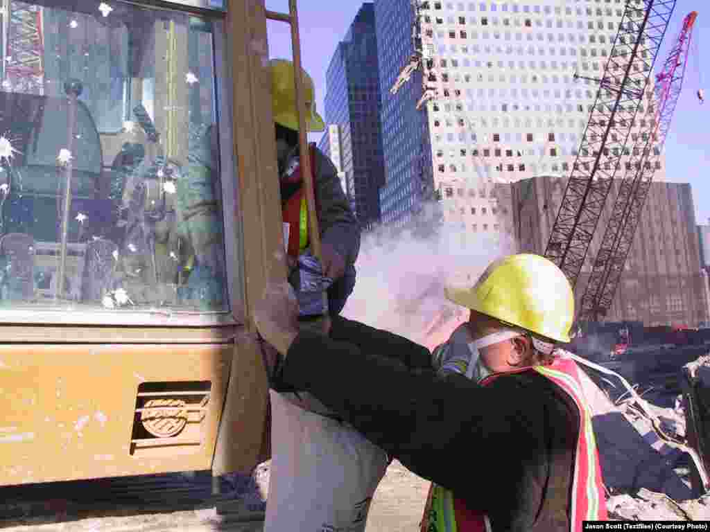 411 dintre pompierii și polițiștii care au intervenit la fața locului și-au pierdut viețile în încercarea de a salva victimele de sub pietriș. Cel puțin alți 4.000 de oameni dintre supraviețuitorii de la fața locului și din forțele de urgență au murit în ultimii 21 de ani, mulți dintre ei din cauza bolilor provocate de toxinele inhalate în acea zi.