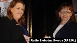 Jelena Lovrić (desno) prilikom uručenja nagrade 