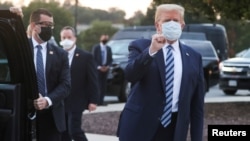 Donald Trump amerikai elnök elhagyja a Walter Reed Nemzeti Katonai Egészségügyi Központot, ahol négy napig kezelték koronavírus okozta betegséggel, Bethesda, Maryland, 2020. október 5. (REUTERS/Jonathan Ernst)
