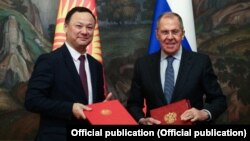 Тышкы иштер министрлери Руслан Казакбаев менен Сергей Лавров. 