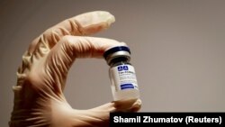 Західні вакцини конкурують з російським Sputnik V, який нещодавно продемонстрував ефективність понад 90 відсотків у масових випробуваннях