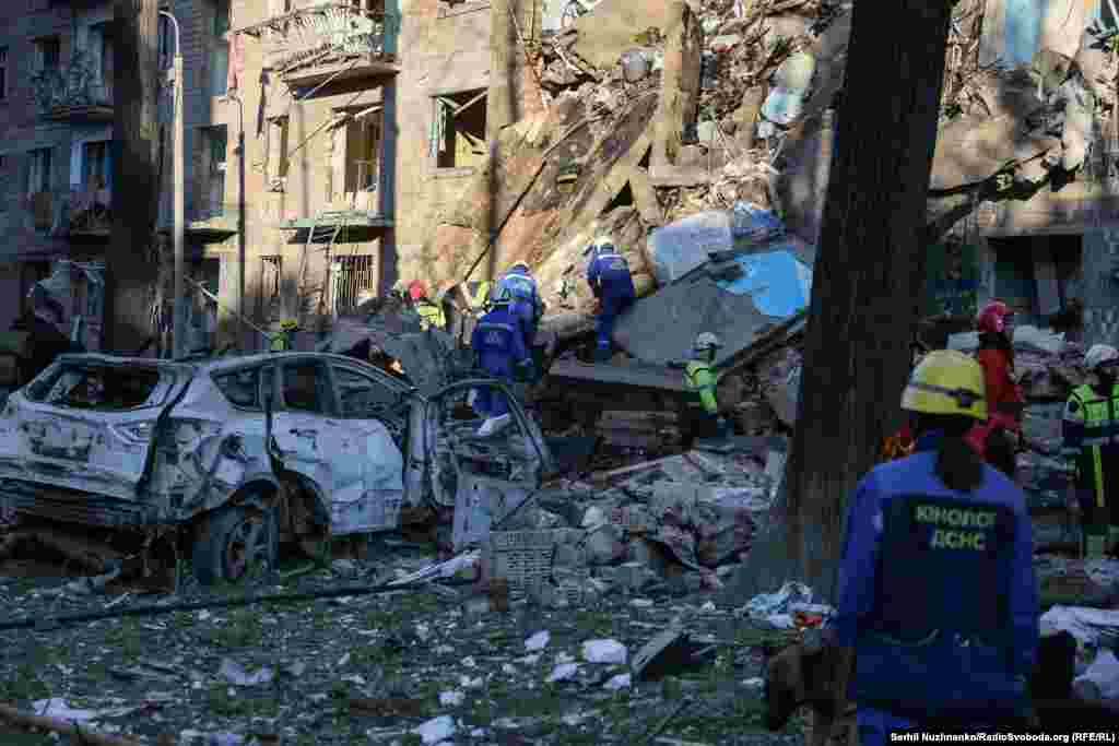 Рятувальники та кінологи шукають людей, які можуть бути під завалами зруйнованого під'їзду