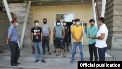 Милиция кызматкерлери пакистандыктарга түшүндүрүү иштерин жүргүзүүдө.