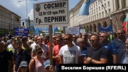 Няколко стотин служители на МВР отбелязаха 140-годишнината от създаването на министерството миналата година с протест за увеличение на ставката за нощен труд от 0.25 на 2.50 лв. Седем месеца по-късно тя вече е 1 лев.