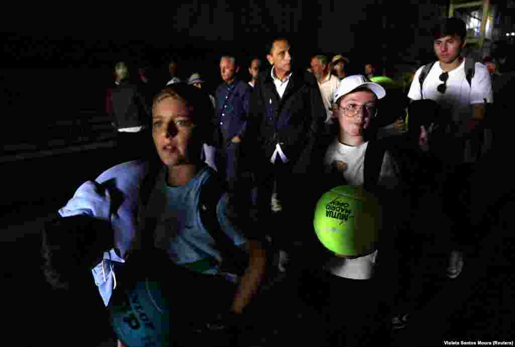 Уболівальники покидають корти Madrid Open після відключення електроенергії. Парк Мансанарес, Мадрид, Іспанія, 28 квітня 2025 року