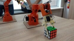 Viitorul printre roboţi şi gândul de a pleca din ţară