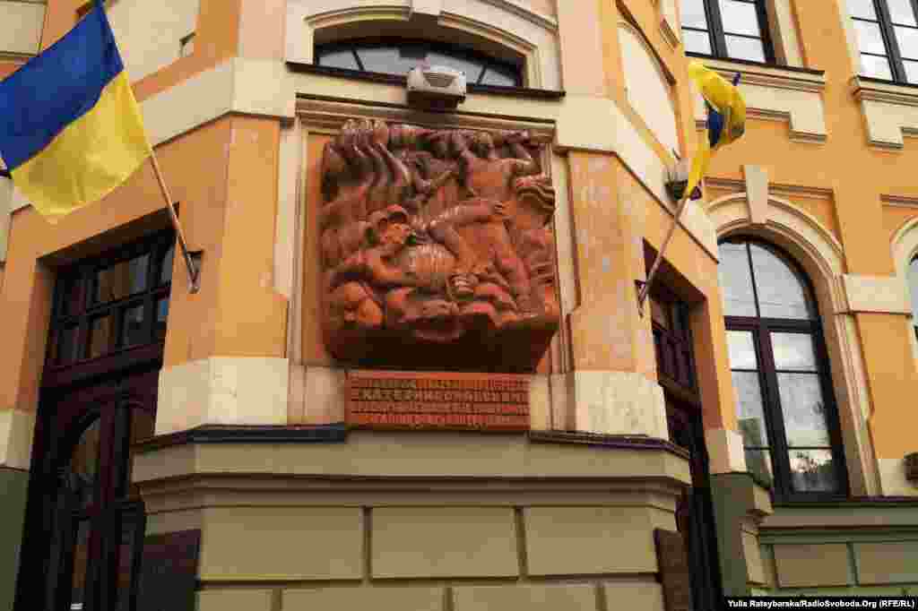 Дошка на будівлі Головного поштамту, присвячена знищенню більшовиками загону гайдамаків у грудні 1917 року. Поштовикам, як і іншим балансоутримувачам, порадили здійснити демонтаж &laquo;з максимальним збереженням цілісності&raquo;. Балансоутримувачі також відповідатимуть за подальший благоустрій місць, де були радянські символи