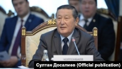 Мукар Чолпонбаев на встрече президента Сооронбая Жээнбекова с бывшими спикерами парламента. Бишкек, 20 ноября 2018 года.