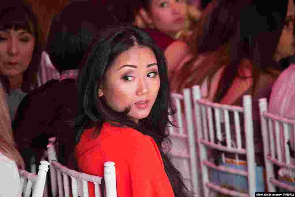 Бул кийимдердин баары шоу-рум &quot;Мода үйүндө&quot; сатыкка коюлат. Уюштуруучулар жергиликтүү дизайнерлердин эмгектери Түркия, Кытай өлкөлөрүнөн келген кийимдер менен атаандаштыкка туруштук беришет деп ишендиришти.