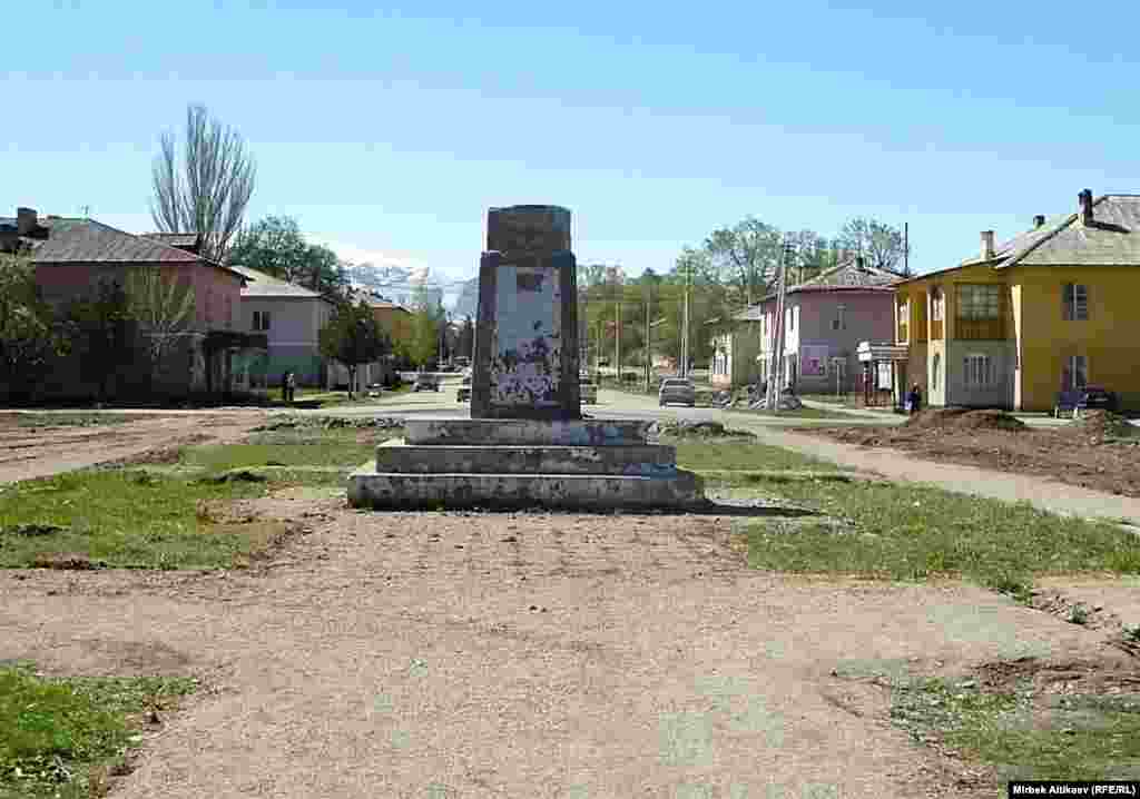 Талас. В 2007 году его перенесли на городской стадион. Позже памятник &quot;благополучно&quot; бесследно исчез. Фотография сделана 22 апреля 2013