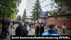 Активісти, які зібралися під будівлею суду на підтримку обвинувачуваних