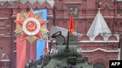 Экинчи дүйнөлүк согушту эске салган Т-34 танкы Кызыл аянтта параддан өтүп баратат. 9-май, 2024.