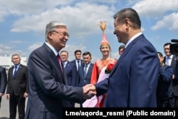 "Қытай – Орталық Азия" саммитіне қатысуға келген Қытай басшысы Си Цзиньпинді Астана әуежайында Қазақстан президенті Қасым-Жомарт Тоқаев қарсы алып тұр. Астана, 16 маусым, 2025 жыл.