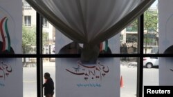 پوسترهای ابراهیم رئیسی در یک مرکز تبلیغاتی در تهران، خرداد ۱۴۰۰