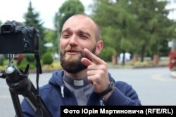 Падре Серж записує влог