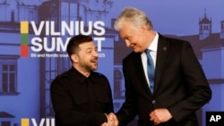 Президент Литвы Гитанас Науседа (справа) с украинским коллегой Владимиром Зеленским, фото иллюстративное