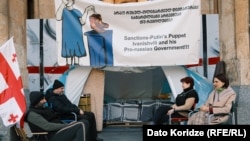 მოშიმშილე დემონსტრანტები პარლამენტის წინ, ფოტო გადაღებულია 2025 წლის 2 ნოემბერს