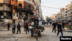 Перемещенные палестинцы возвращаются в свои дома до вступления в силу прекращения огня между Израилем и «Хамасом» в городе Газа, 19 января 2025 г.