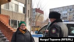 Айгүл Утепованы полиция үйүнөн алып кетти. 