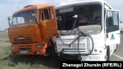 Жолаушылар автобусы мен КамАЗ көлігі соқтығысқан сәт. Ақтөбе, 25 маусым 2019 жыл.