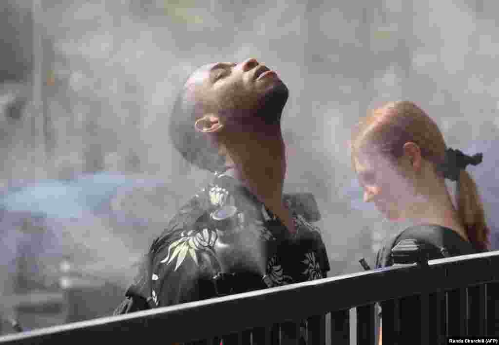 Las Vegasban élvezik az enyhülést adó párakaput a nagy hőségben.