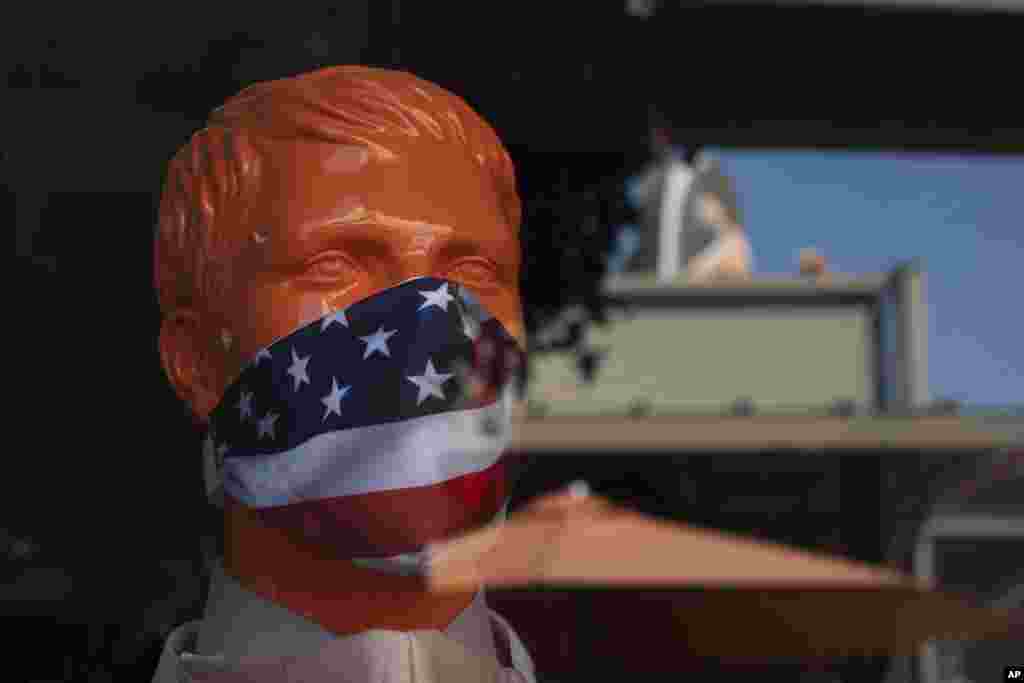 Манекен у захисній масці для обличчя в торговій точці Citadel Outlets у Комерце, Каліфорнія. Керівник штату Каліфорнія Гевін Ньюсом закликав каліфорнійців звернутися до своїх &laquo;найкращих ангелів&raquo; та використовувати здоровий глузд у святкові вихідні, одягнути захисні маски та пропустити традиційні зустрічі з родиною та друзями