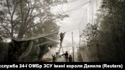 Військові 24-ї механізованої бригади імені короля Данила встановлюють антидронові сітки в Костянтинівці, вересень 2025 року