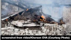 Наслідки російського удару по Антонівському мосту у Херсоні, що веде до мікрорайону «Корабел» або «Острів», як його називають містяни. 2 серпня 2025 року