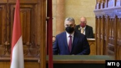 Орбан хоче, щоб мандат продовжили ще на 90 днів, на відміну від попереднього разу в березні, коли він попросив і отримав безстрокові надзвичайні повноваження, що викликало міжнародну критику