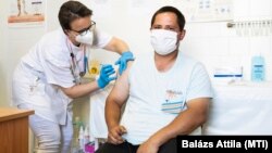 Nyíregyházán oltanak be egy férfit, 2021. június 21-én.