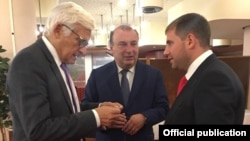 Ilan Shor discutînd cu europarlamentarul Jerzy Buzek (PPE), Bruxelles