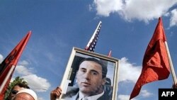 Priština, Albanci sa slikom Ramuša Haradinaja 