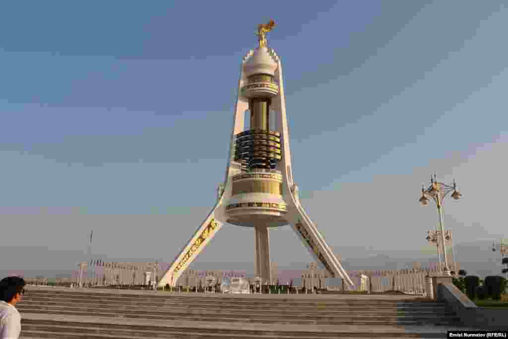 Один из многочисленных памятников туркменбашы