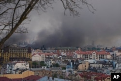 Київ у диму від пожеж, що виникли внаслідок російської поітряної атаки на місто в ніч на 10 червня 2025 року