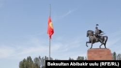 Приспущенный флаг Кыргызстана на главной площади Бишкека «Ала-Тоо». Архивное фото.