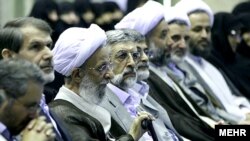آیت الله محمد تقی مصباح یزدی در میان چهره های شاخص اصولگرا.