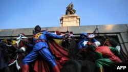 Monumentul Armatei Sovietice la Sofia, desenat de necunoscuţi. 17 iunie 2011