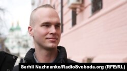 Американець Крейґ Ленґ під час одного з судових засідань, Київ, 18 березня 2021 року
