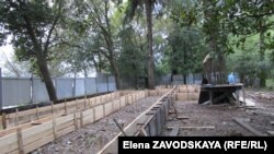 Земельный участок, на котором производятся строительные работы, относится к перечню особо ценных земель, изъятие которых допускается только по определенной процедуре