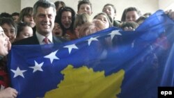 Hašim Tači sa zastavom Kosova