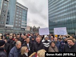 Građani na protestima ispred zgrade Vlade RS, 11. decembar 2024.