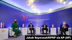 Засідання «Вишеградської групи». Зліва направо: президент Словаччини Зузана Чапутова, президент Польщі Анджей Дуда, президент Угорщини Янош Адер та президент Чехії Мілош Земан. Польща, 9 лютого 2021 року