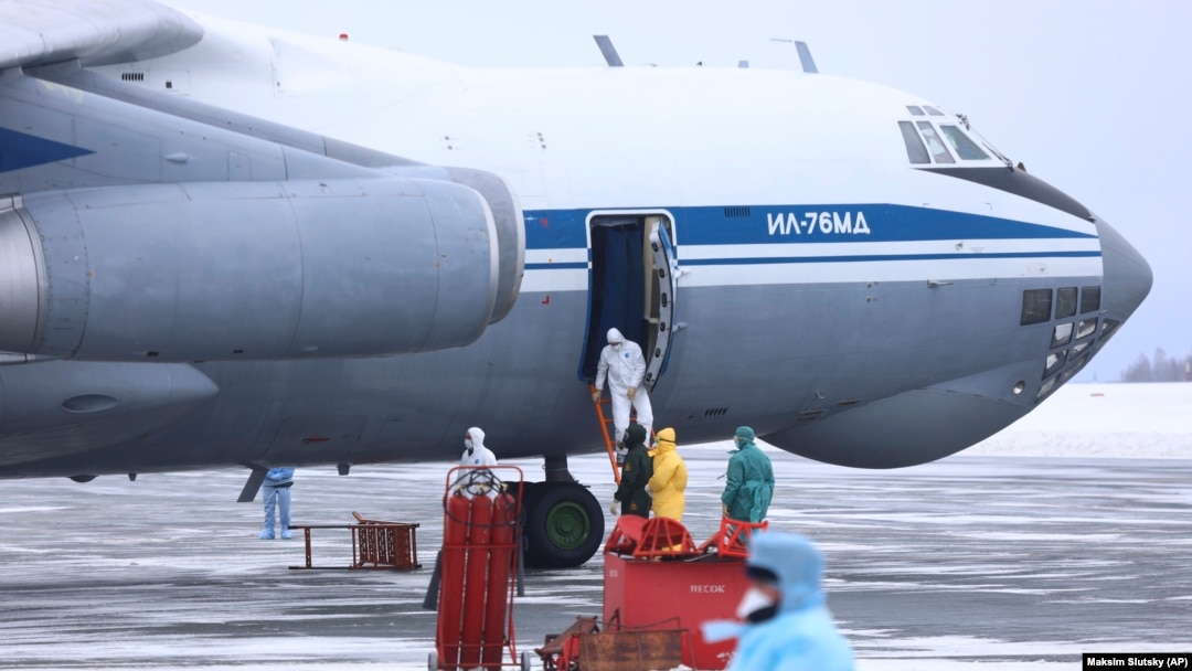 کارمندان صحی حین ضد عفونی کردن یک طیاره روسی