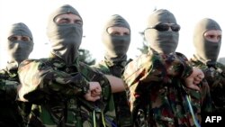 Добровольці приймають присягу на мітингу в Маріуполі, 4 вересня 2014 року