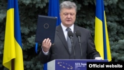 Порошенко зареєстрував проект змін до Конституції в парламенті