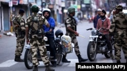 در آغاز هفته جاری دولت دهلی نو، پس از آن‌که پاکستان و شبه‌نظامیان مورد حمایت اسلام‌آباد را متهم به اقدامات تحریک‌آمیز و حمله به خط حائل مرزی در کشمیر کرد، در سراسر ایالت نیروهای امنیتی مستقر کرد.