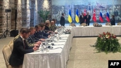 Представники української делегації, які готуються до зустрічі з членами російських делегацій у Стамбулі, 16 травня 2025 року 